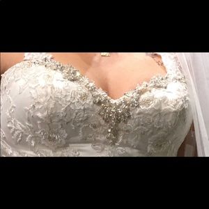 Brand new gorgeous wedding dress.